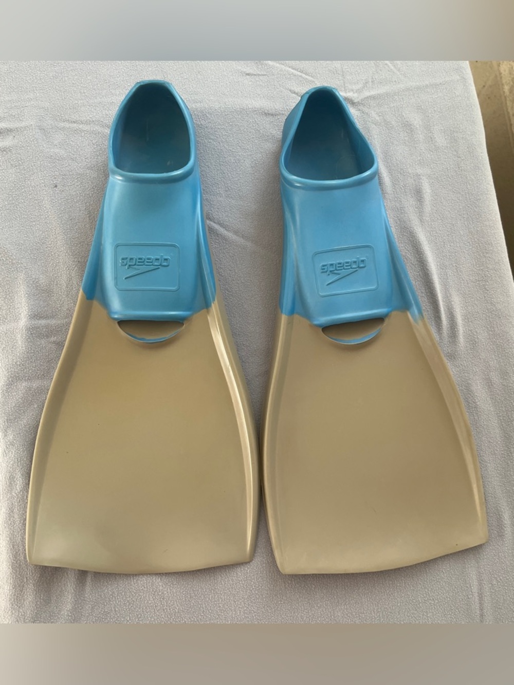 Speedo Trialon rubber swim fins in a blue and tan colorway. Size M 7/8